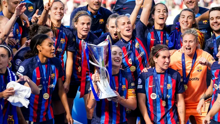 Barcelona celebrate winning the UEFA Women's Champions League
