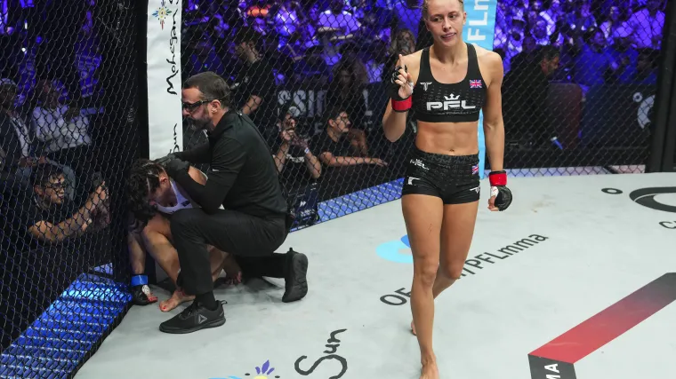 Dakota Ditcheva (11-0) def. Chelsea Hackett (4-2-1) by 1st round TKO (3:22)