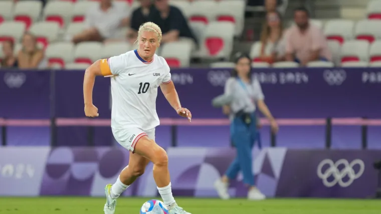 USWNT captain Lindsey Horan dribbles with the ball during the game. 