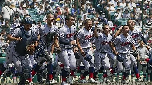 일본 내 한국계 민족학교인 교토국제고 야구 선수들이 21일 일본 효고현 니시노미야 한신 고시엔구장에서 열린 전국 고교야구선수권대회(여름 고시엔) 준결승전에서 승리를 확정한 뒤 기뻐하고 있다. 교토국제고는 이날 아오모리야마다고교와 경기에서 3-2로 이겨 처음으로 여름 고시엔 결승에 진출했다.