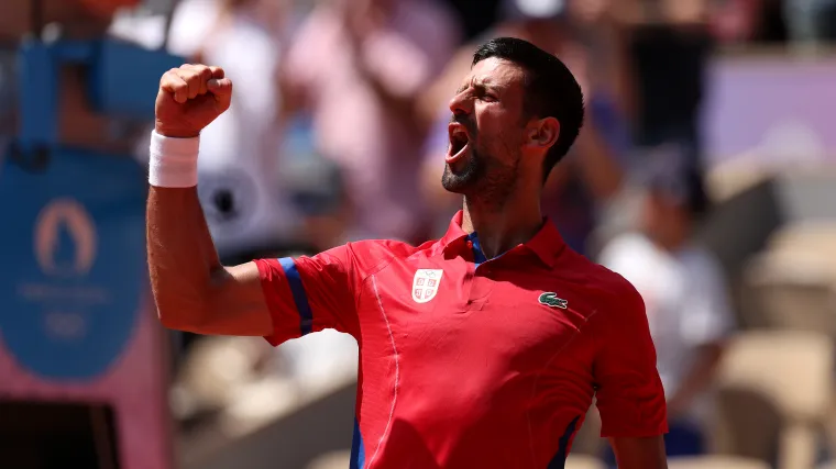 Djokovic comemora durante final olímpica contra Alcaraz, em Paris