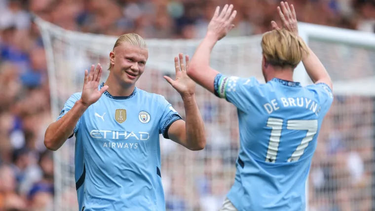 Erling Haaland (L) celebrates with Kevin De Bruyne