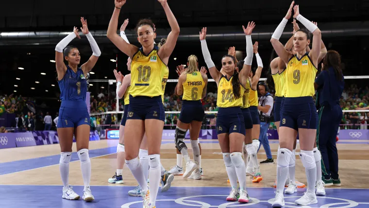 Seleção feminina de vôlei comemora vitória