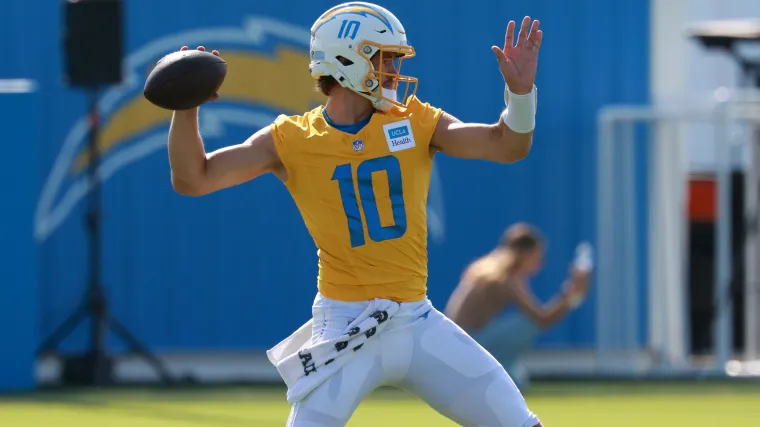  Los Angeles Chargers quarterback Justin Herbert (10)