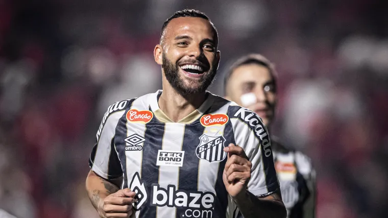 Guilherme, atacante do Santos, comemorando gol contra o Vila Nova pela Sërie B de 2024