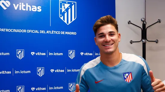 Julián Álvarez posando com a camisa do Atlético de Madrid