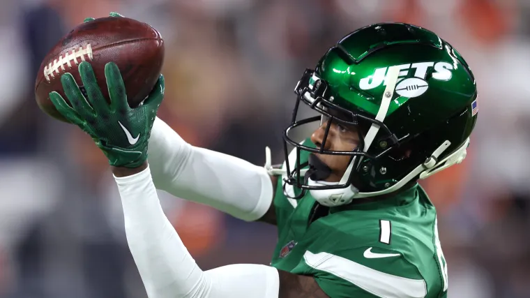 Sauce Gardner catches the ball in warmups