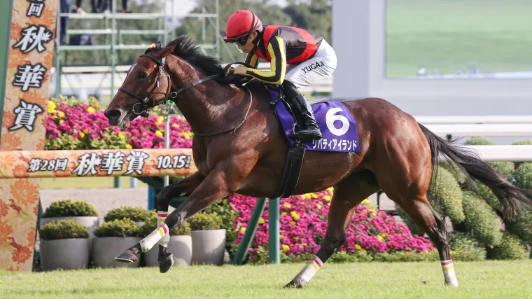 Japan Horse Racing Shuukasho 101523 第28回秋華賞を制し、牝馬3冠を達成した川田将雅騎乗のリバティアイランド 京都競馬場 Jiji