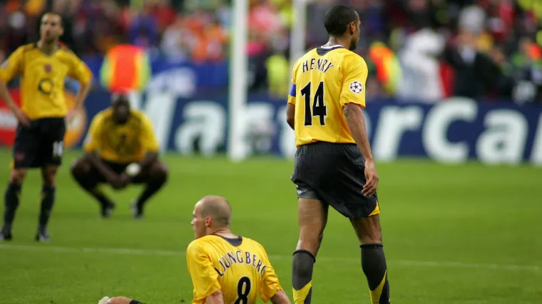 Jogadores do Arsenal lamentam derrota para o Barcelona na Champions League 2005/06