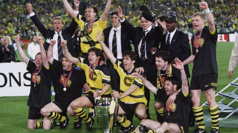 Jogadores do Borussia Dortmund comemorando o título da Champions League de 1996/97