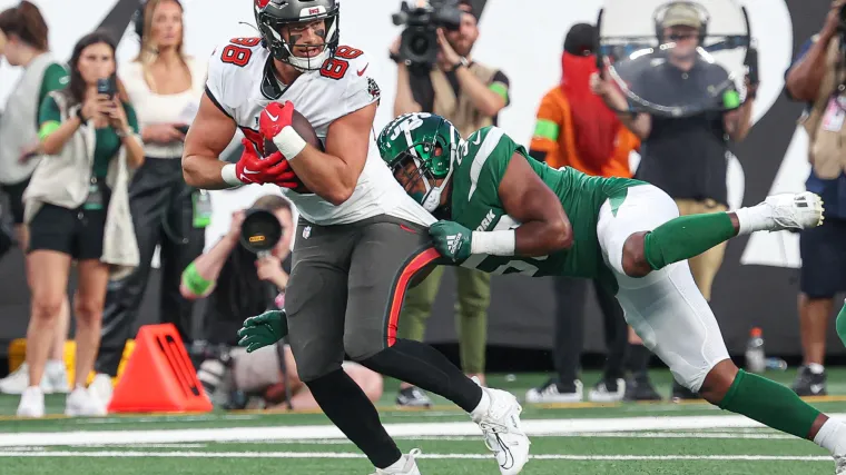 Zaire Barnes tackle vs. Bucs