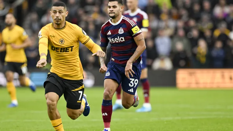 André e Bruno Guimarães no jogo Wolves x Newcastle.