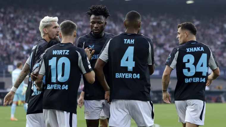 Jogadores do Bayer Leverkusen comemoram vitória contra o Feyenoord pela Champions League