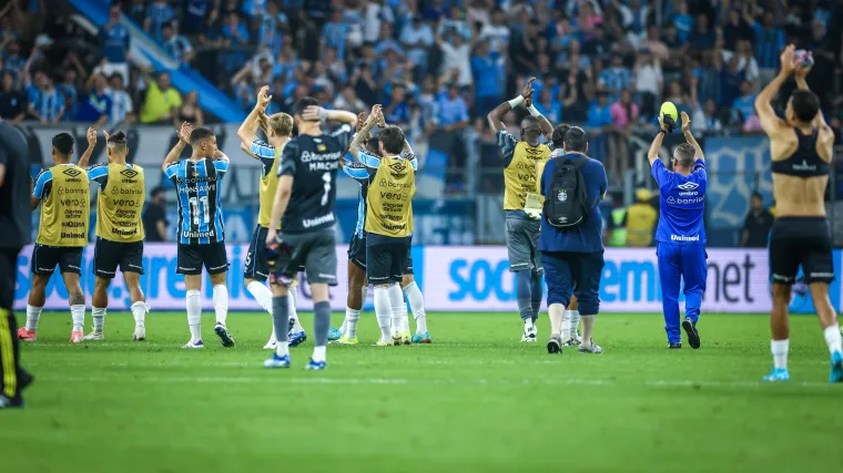 Jogdores do Grêmio agradecendo a torcida na Arena