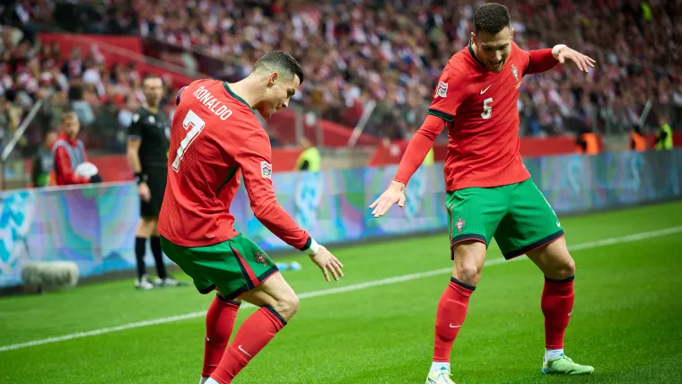 Jogadores de Portugal comemorando vitória contra a Polônia, pela Nations League