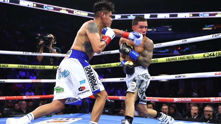 Emanuel Navarrete goes after Oscar Valdez