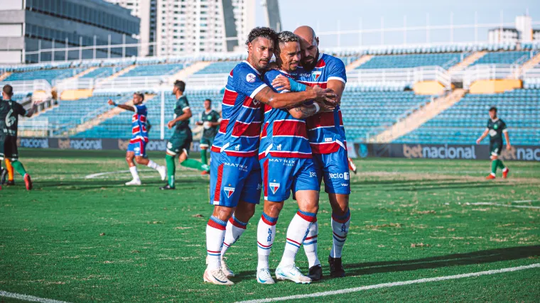 Jogadores do Fortaleza comemorando gol contra o Floresta pelo Campeonato Cearense