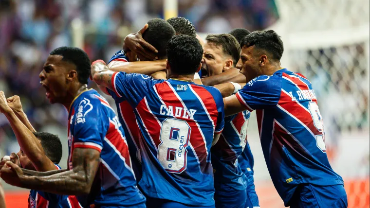 Jogadores do Bahia comemorando gol contra o Vitória no jogo de ida da final