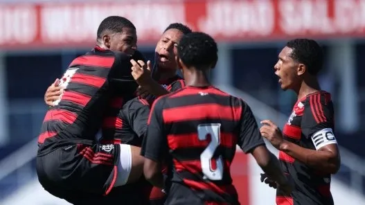 Jogadores do Flamengo comemorando gol contra o Maricá
