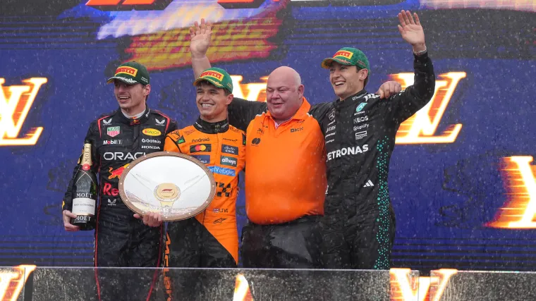 Lando Norris, Max Verstappen e George Russell no pódio do GP da Austrália de F1