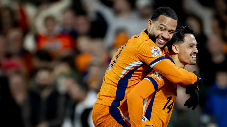 Memphis Depay comemorando gol da Holanda contra a Espanha