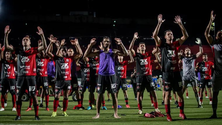 Jogadores do VItória comemorando após ganhar do Sport pela Copa do Nordeste